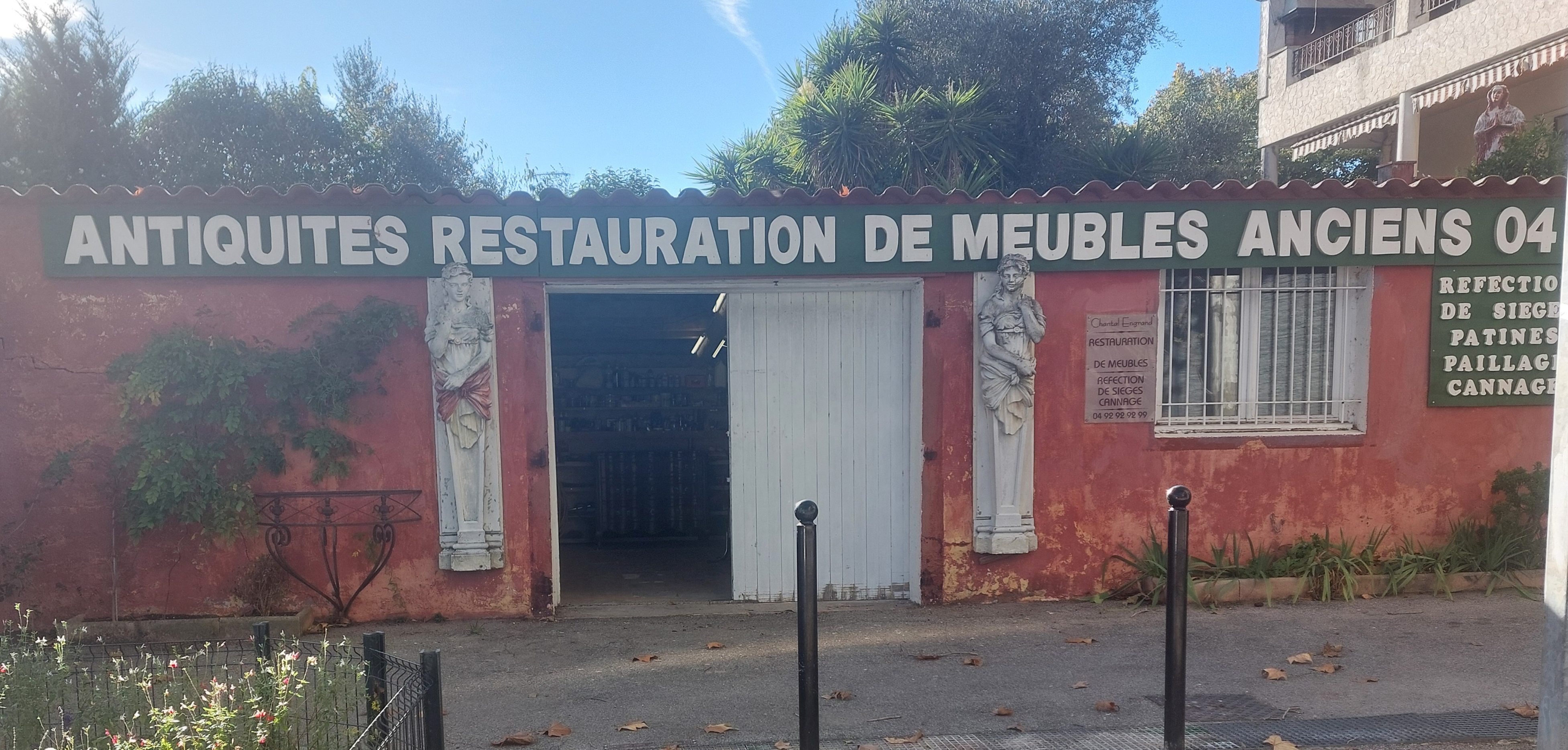 Photo de l'entrée de l'atelier sur le parking Mouans-Sartoux